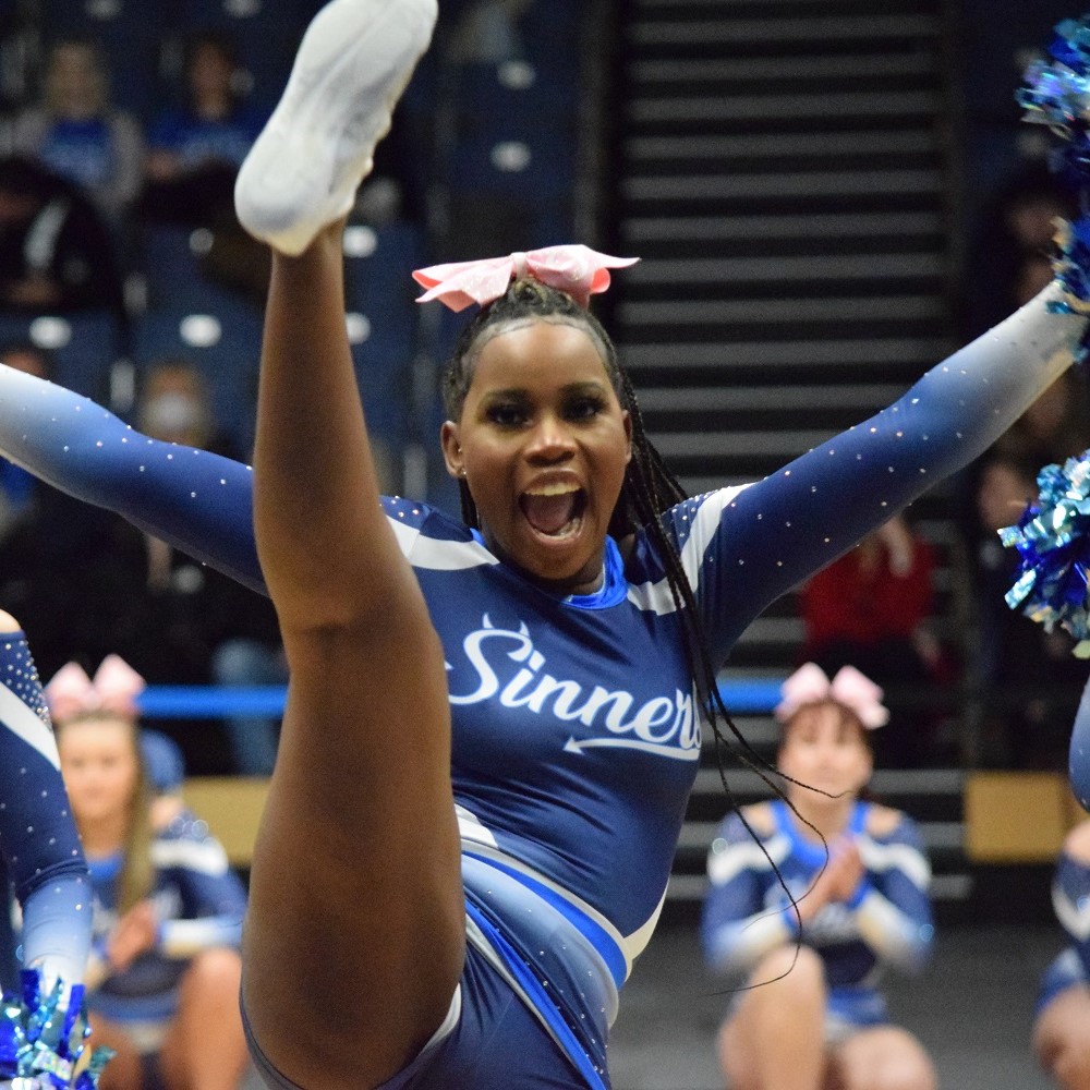 Photo of a Worcester Sinners Cheerleading performing a pom routine